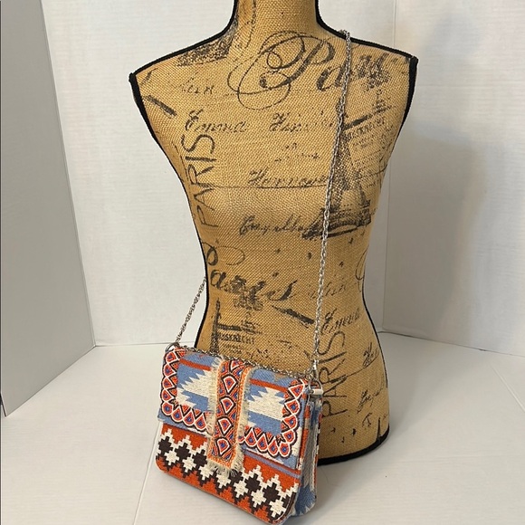 AMERICA & BEYOND GEOMETRIC CHAIN CROSSBODY BAG - Picture 3 of 16